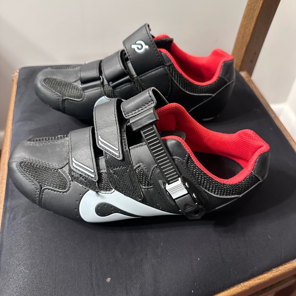 Peloton bike shoes size 39.